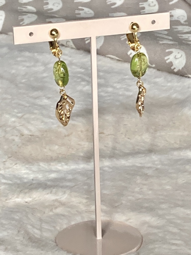 木の葉とクローバービーズのイヤリング