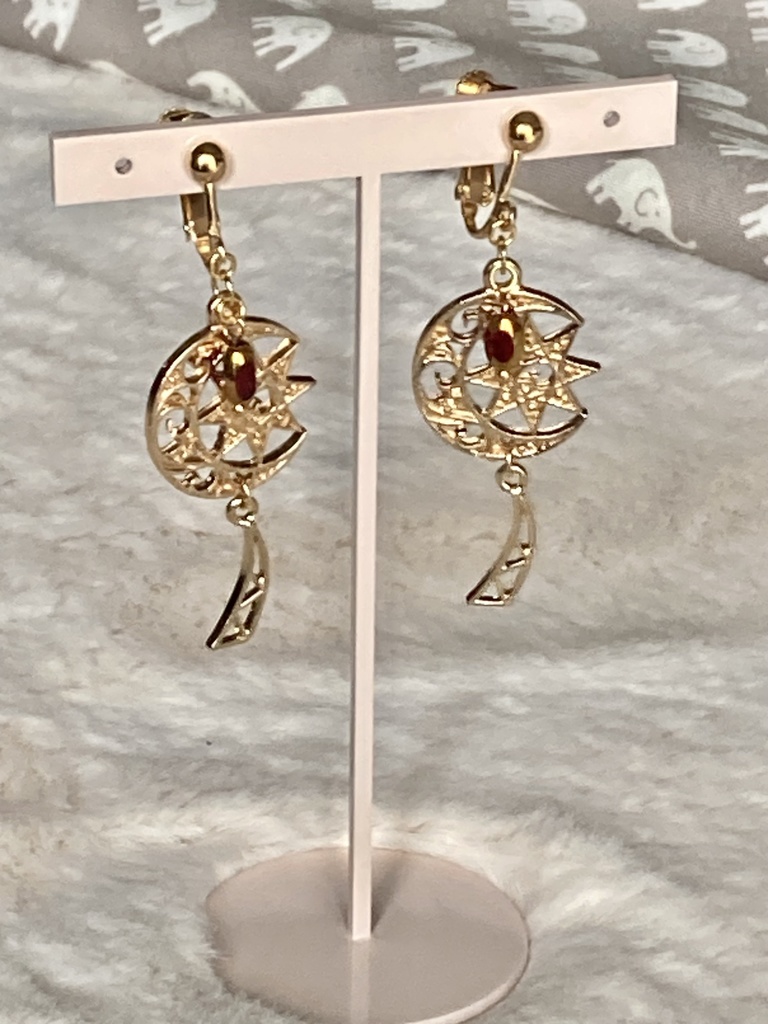 太陽と月モチーフのイヤリング