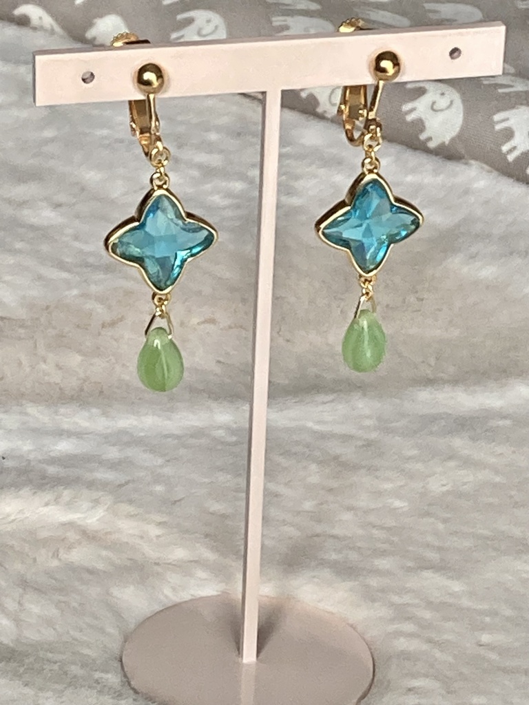 青色ガラスチャームのイヤリング