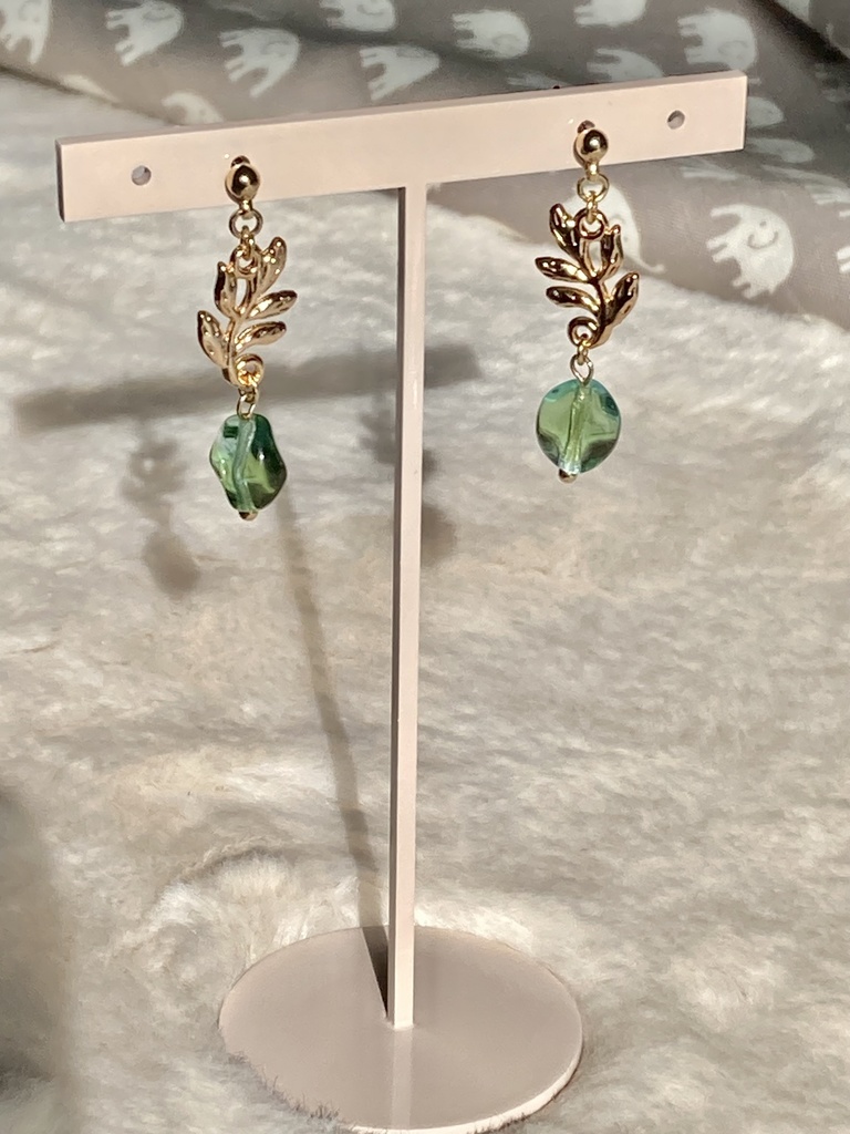 葉っぱと緑ビーズのピアス