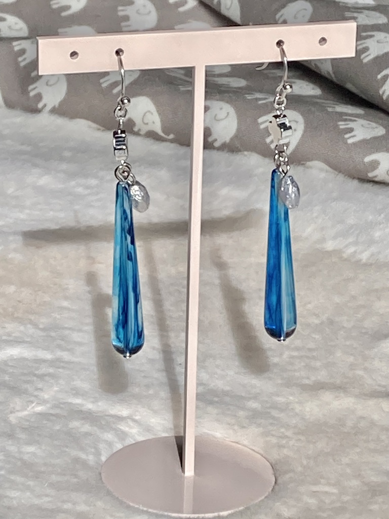 ブルーの長いピアス
