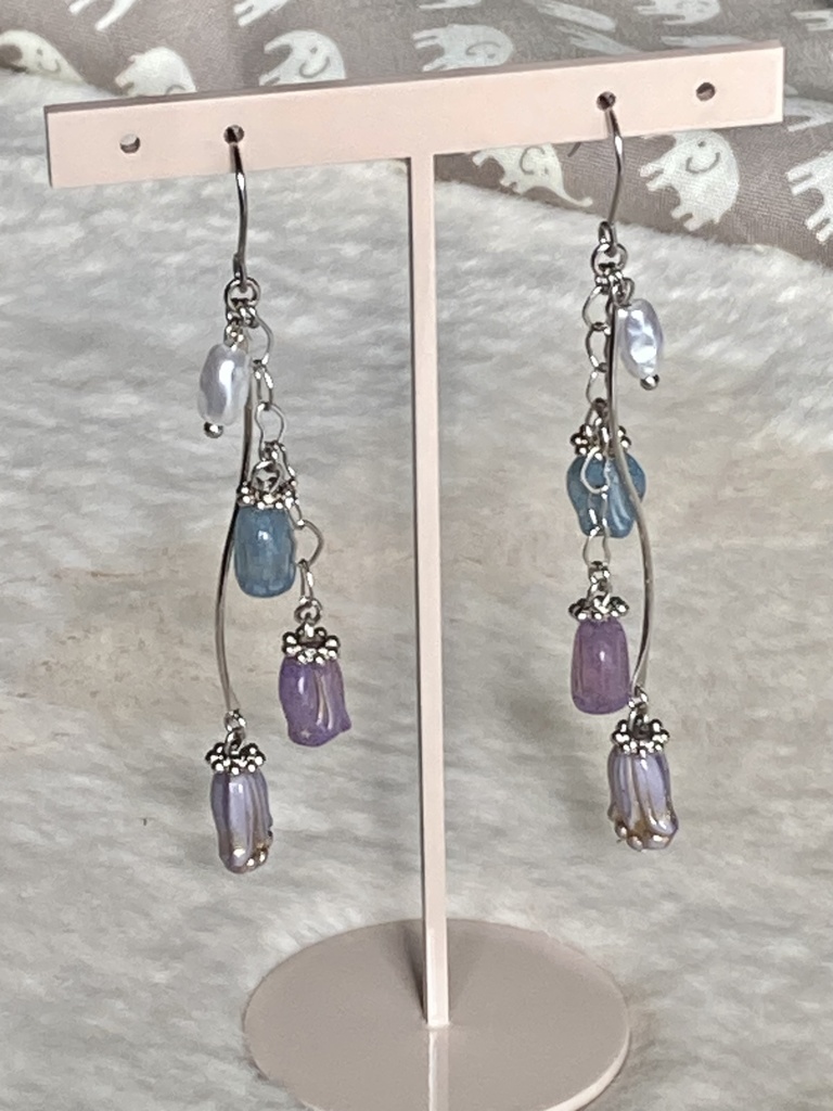 揺れるチューリップのピアス