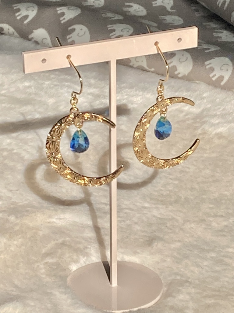 でっかい月のピアス