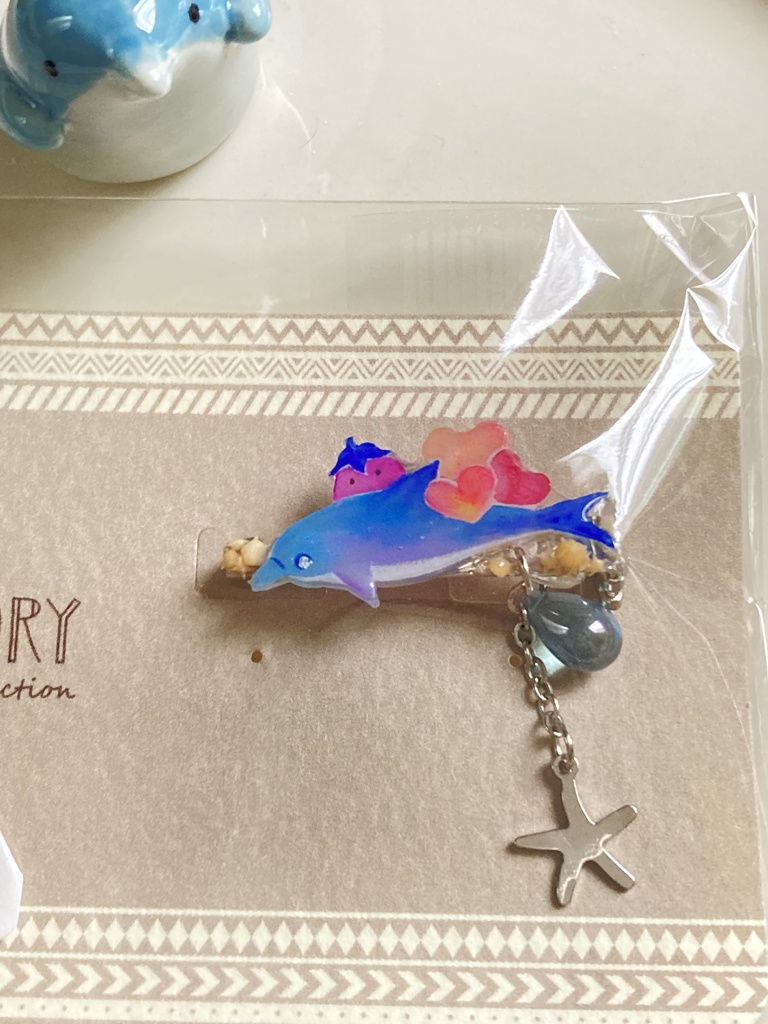 プラ板レジンのイルカブローチ(ビーズ付き)