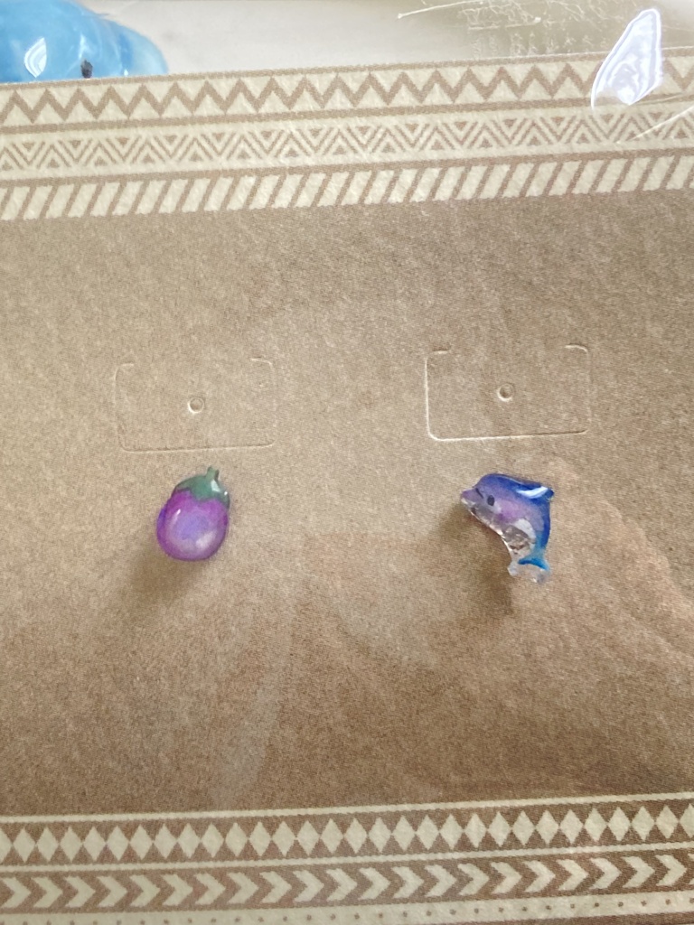 ナスとイルカのミニミニピアス