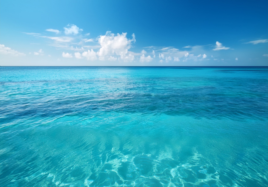 透き通るターコイズブルーの海と空背景