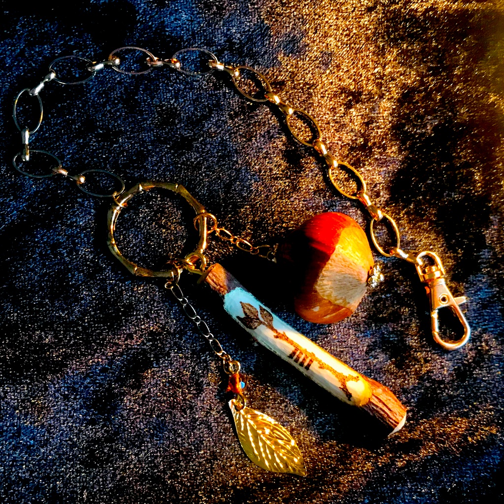 学びと智慧の実・ハシバミのバックチャーム