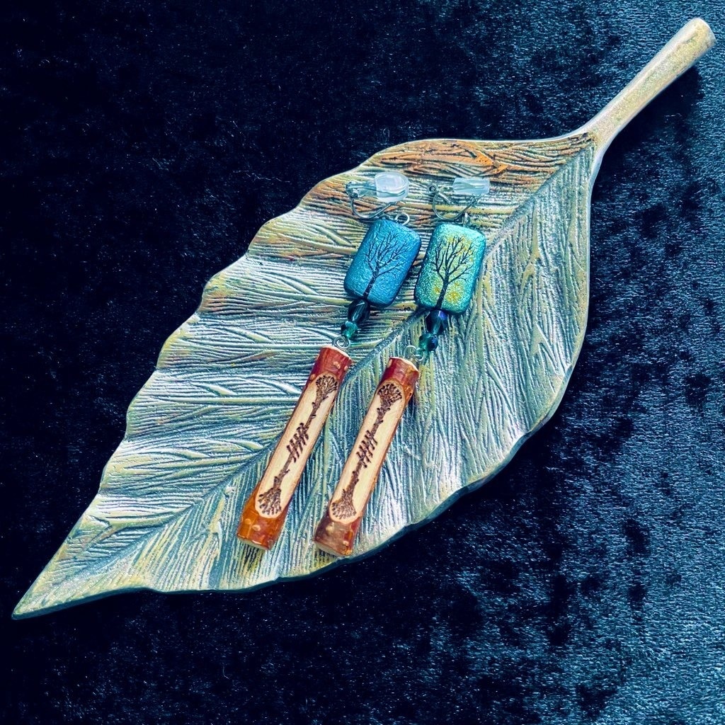 オガム文字の耳飾り 〜移行と変容を支えるニワトコ〜