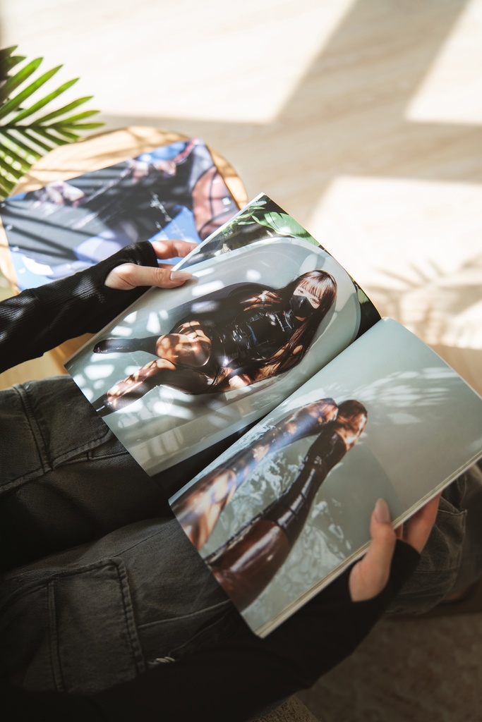 写真集《光の波間 Where Water Breathes》