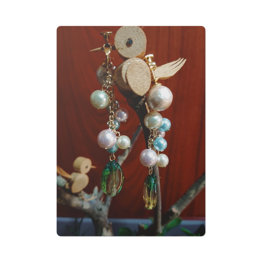 樹にぶらさがったアクセサリーの下敷き