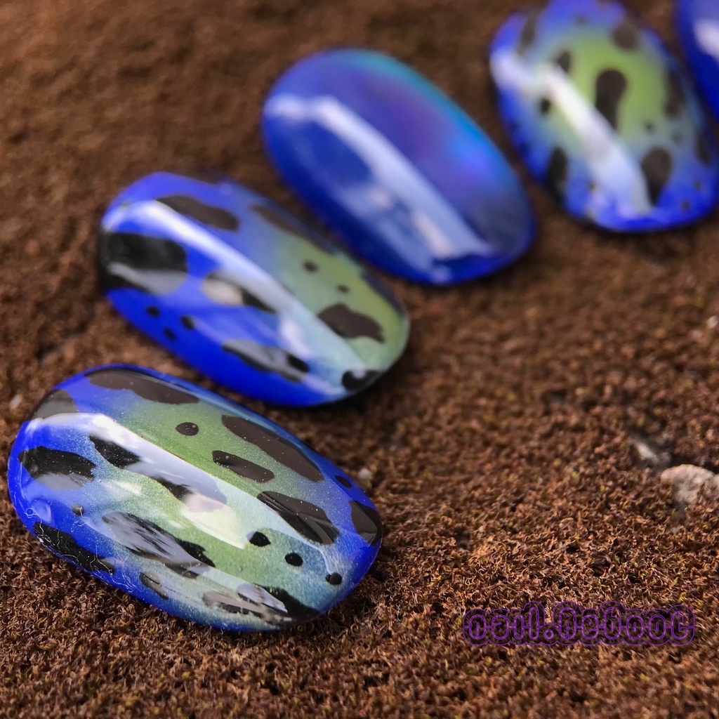 毒ガエル風ネイル