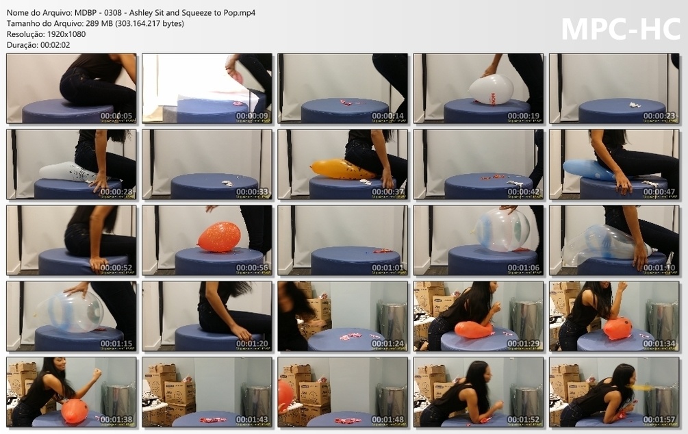 座って風船を絞るアシュリー