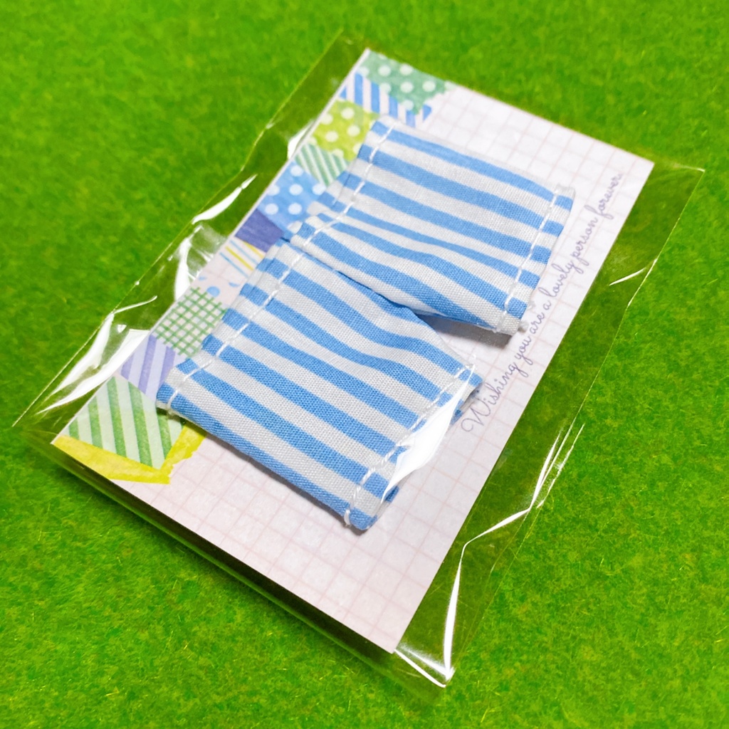 ストライプ柄ズボンとお菓子のクリップ