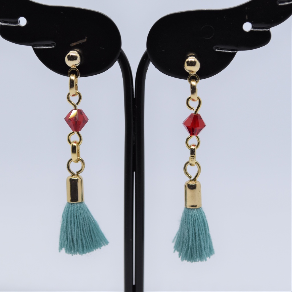 赤いガラスとタッセルのピアス/イヤリング