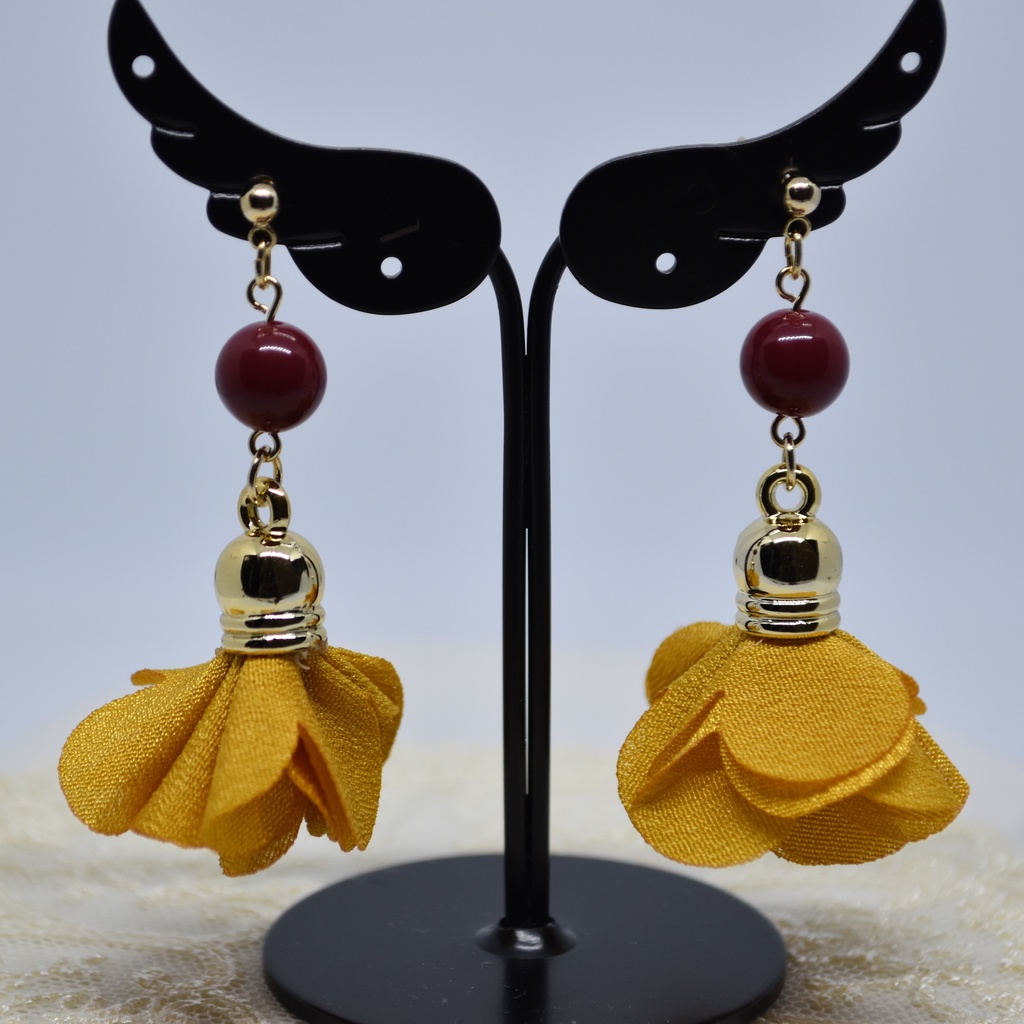 マスタードカラー フラワータッセルのピアス/イヤリング