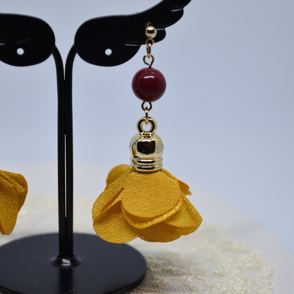 マスタードカラー フラワータッセルのピアス/イヤリング