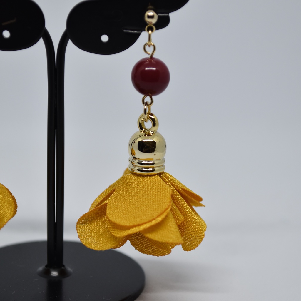 マスタードカラー フラワータッセルのピアス/イヤリング