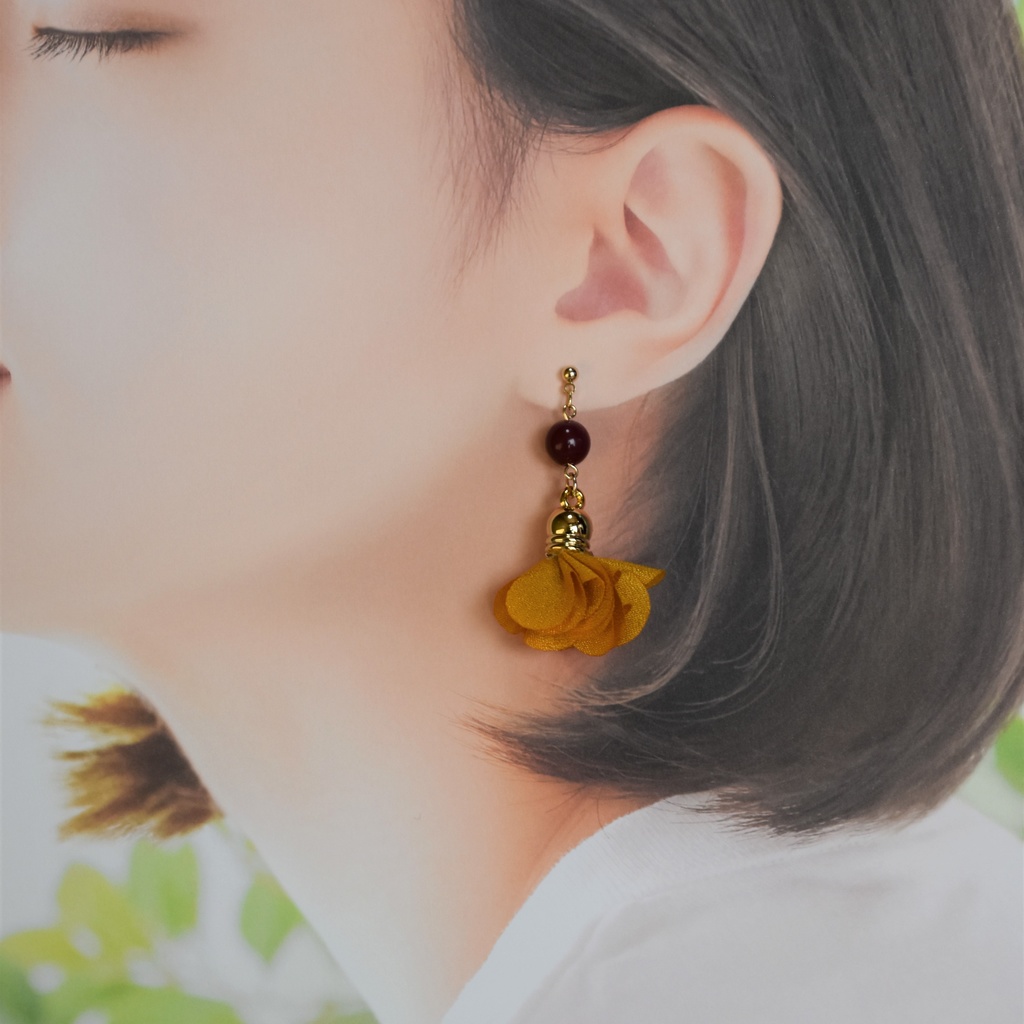 マスタードカラー フラワータッセルのピアス/イヤリング