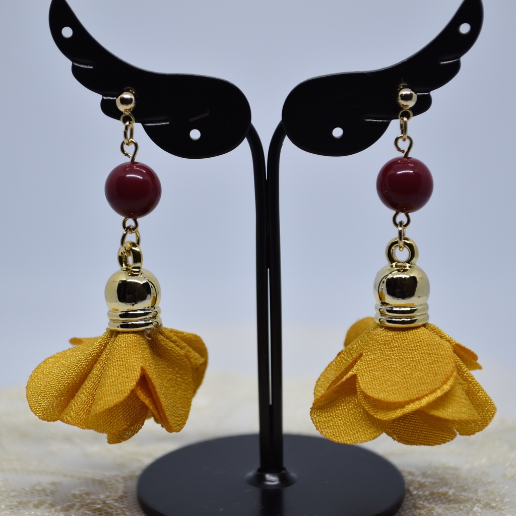 マスタードカラー フラワータッセルのピアス/イヤリング
