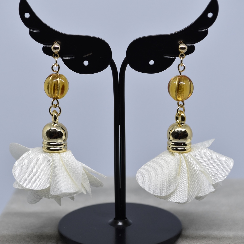 白いフラワータッセルのピアス/イヤリング