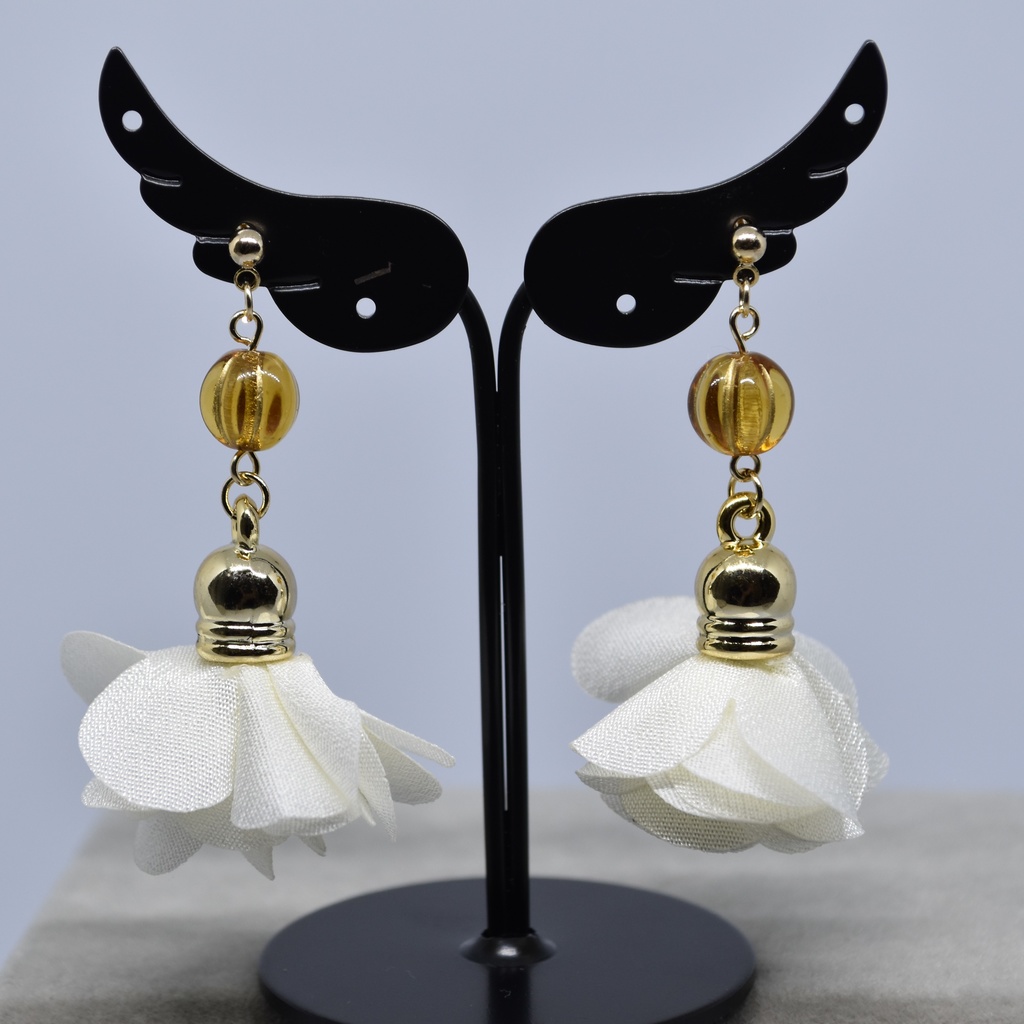 白いフラワータッセルのピアス/イヤリング