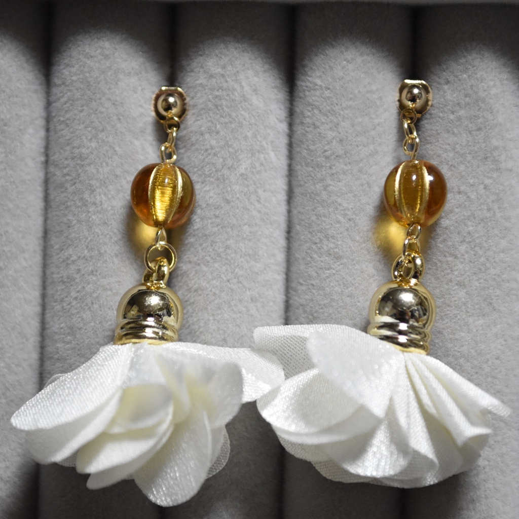 白いフラワータッセルのピアス/イヤリング