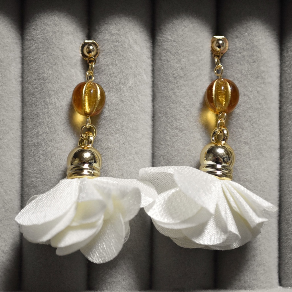 白いフラワータッセルのピアス/イヤリング
