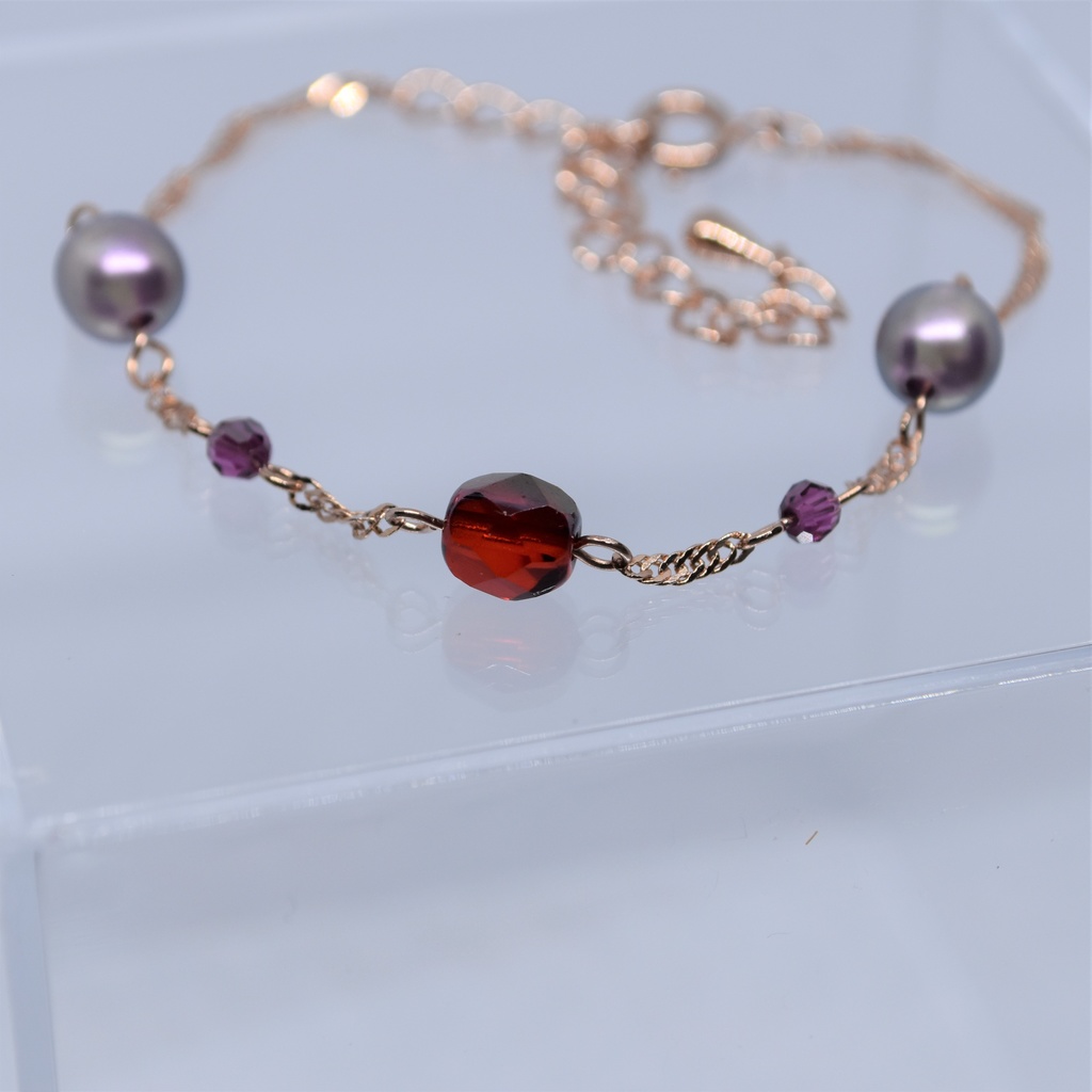 紅いビーズのブレスレット