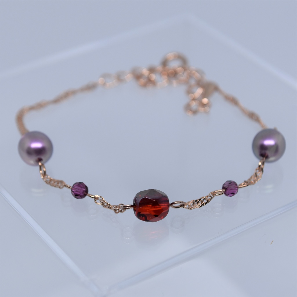 紅いビーズのブレスレット