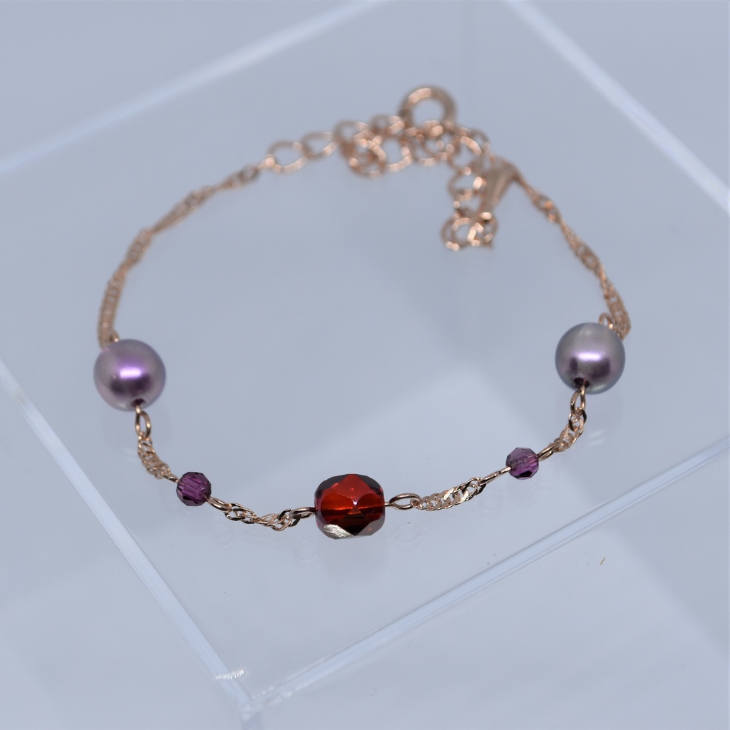 紅いビーズのブレスレット