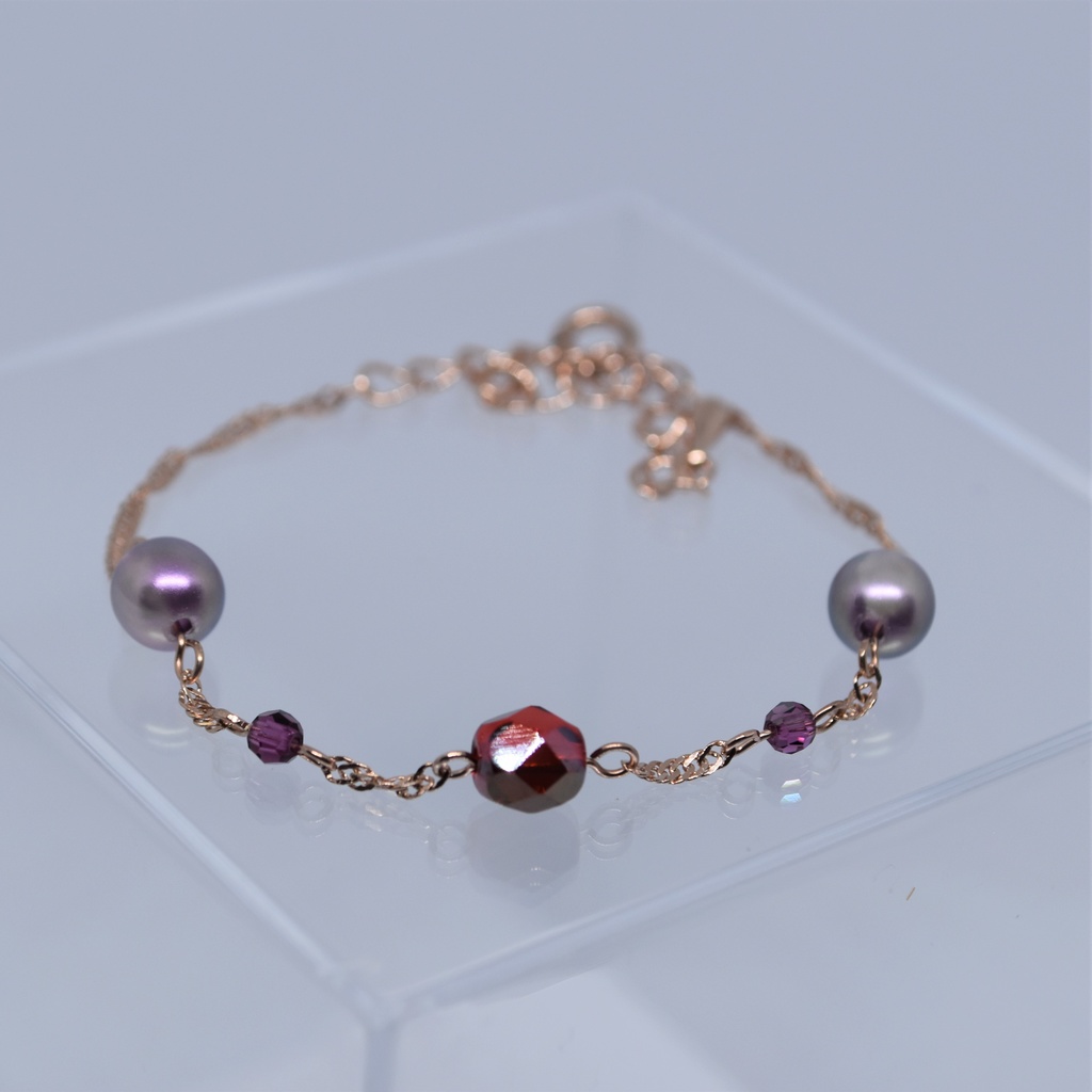 紅いビーズのブレスレット