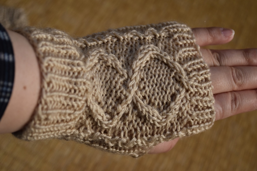 縄編み模様のハンドウォーマー・S(ウールアクリル混・手編み)