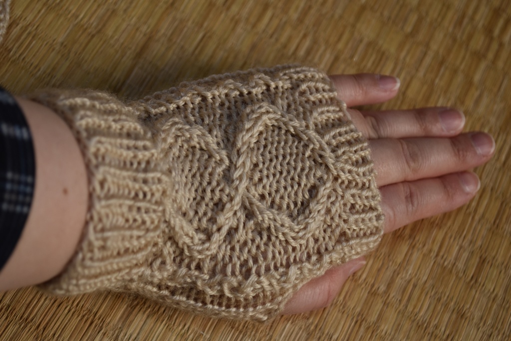 縄編み模様のハンドウォーマー・S（ウールアクリル混・手編み