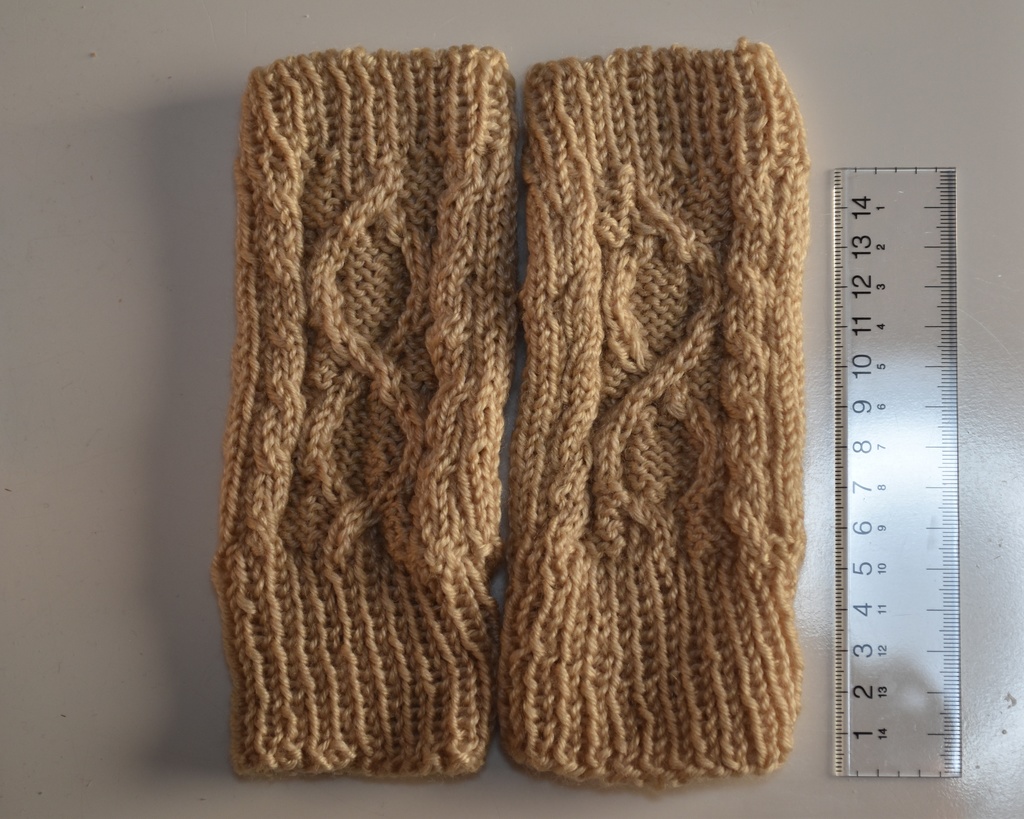 縄編み模様のハンドウォーマー・M(ウールアクリル混・手編み)