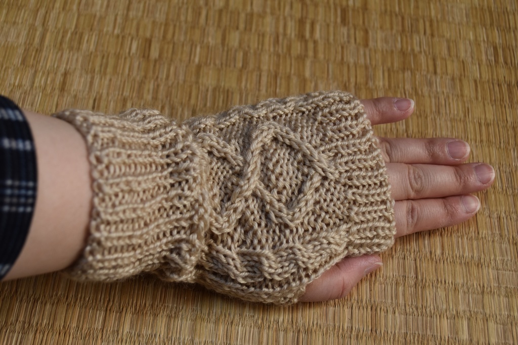 縄編み模様のハンドウォーマー・M(ウールアクリル混・手編み)