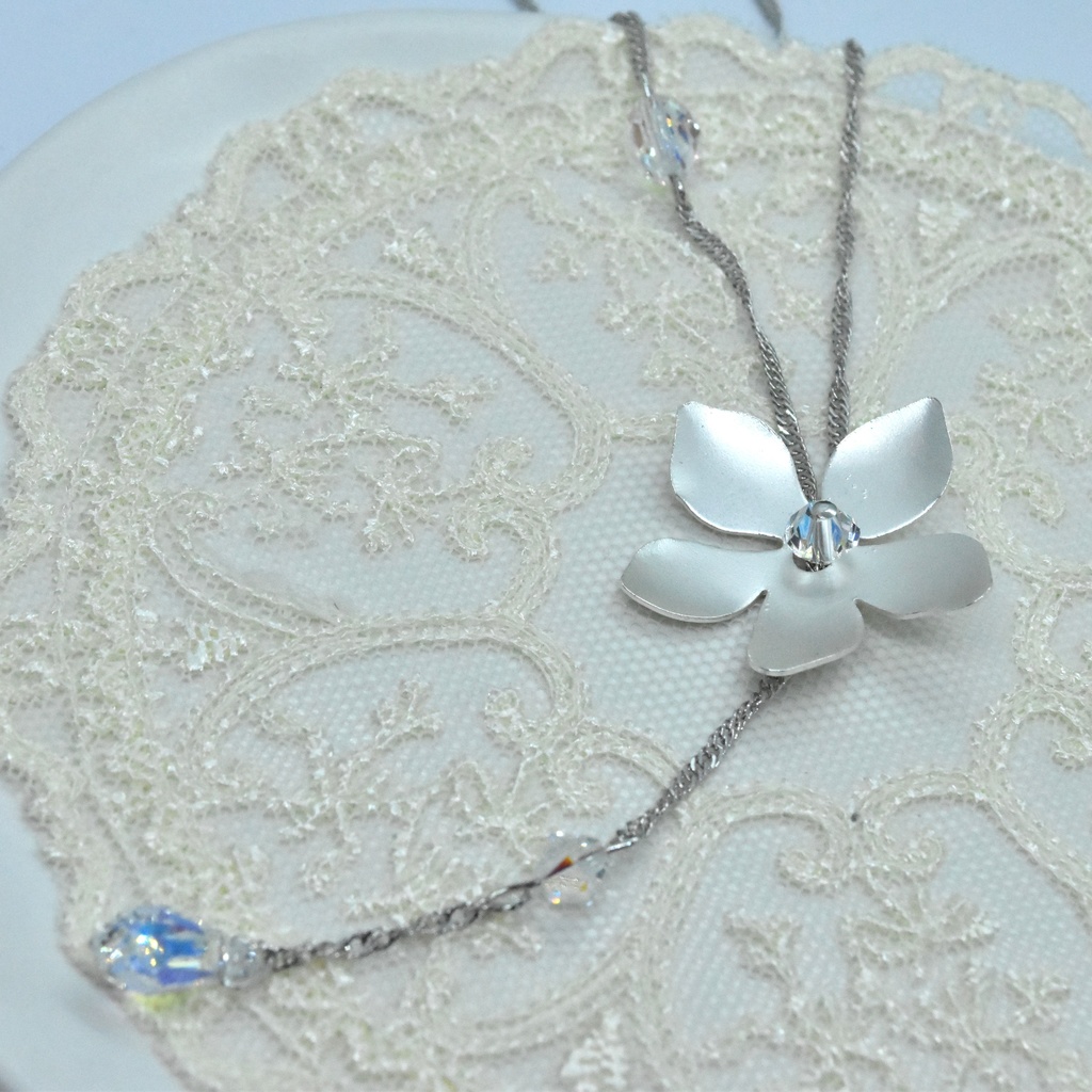 希望の花の首飾り【イメージアクセサリー】