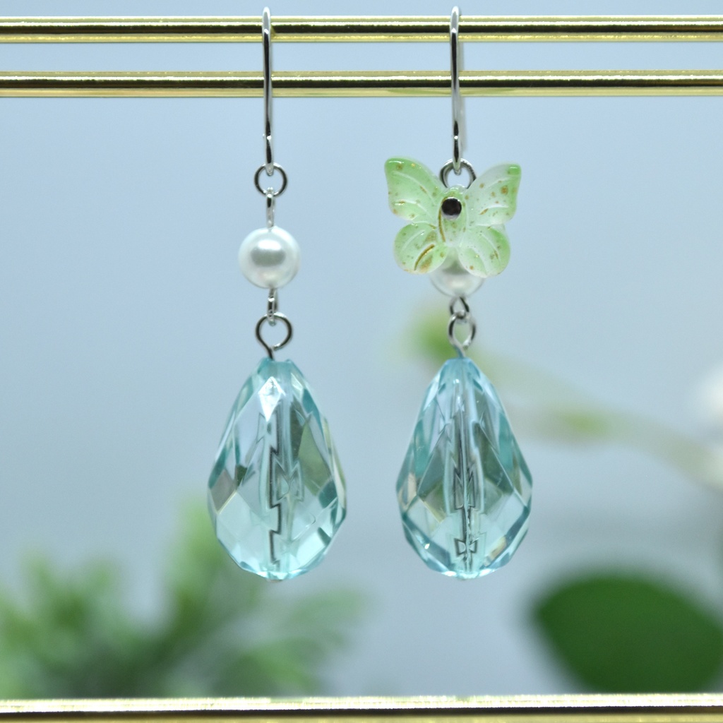 あわいの欠片の耳飾り（K:水色~エメラルドグリーン）