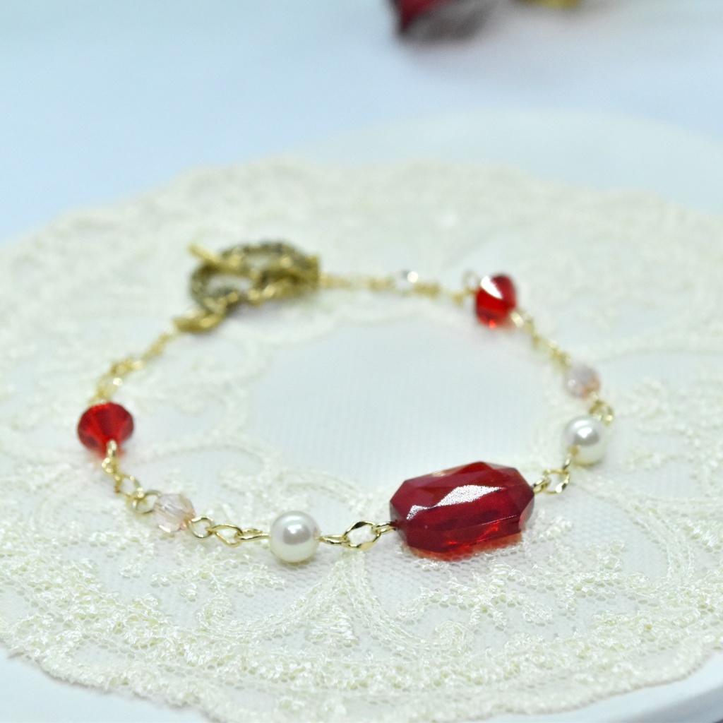 紅いヴィンテージビーズのマンテルブレスレット