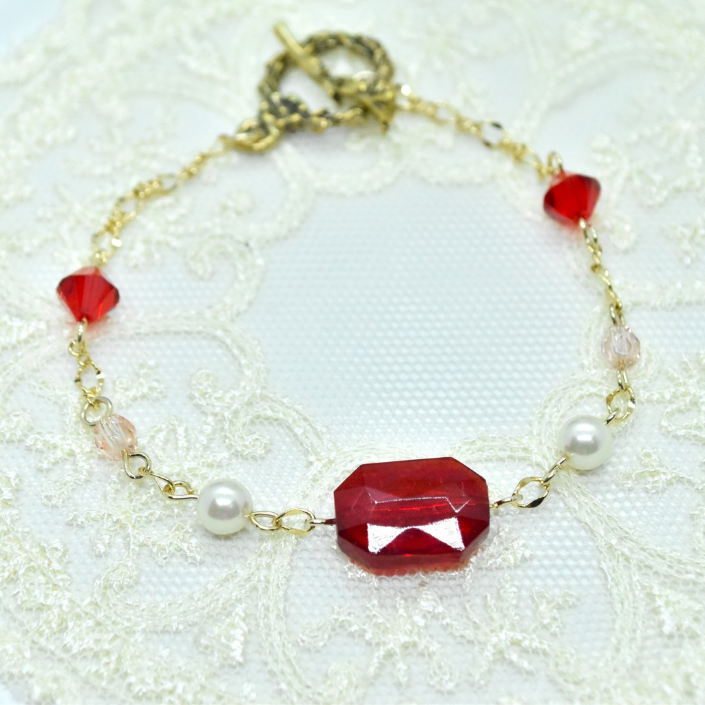 紅いヴィンテージビーズのマンテルブレスレット