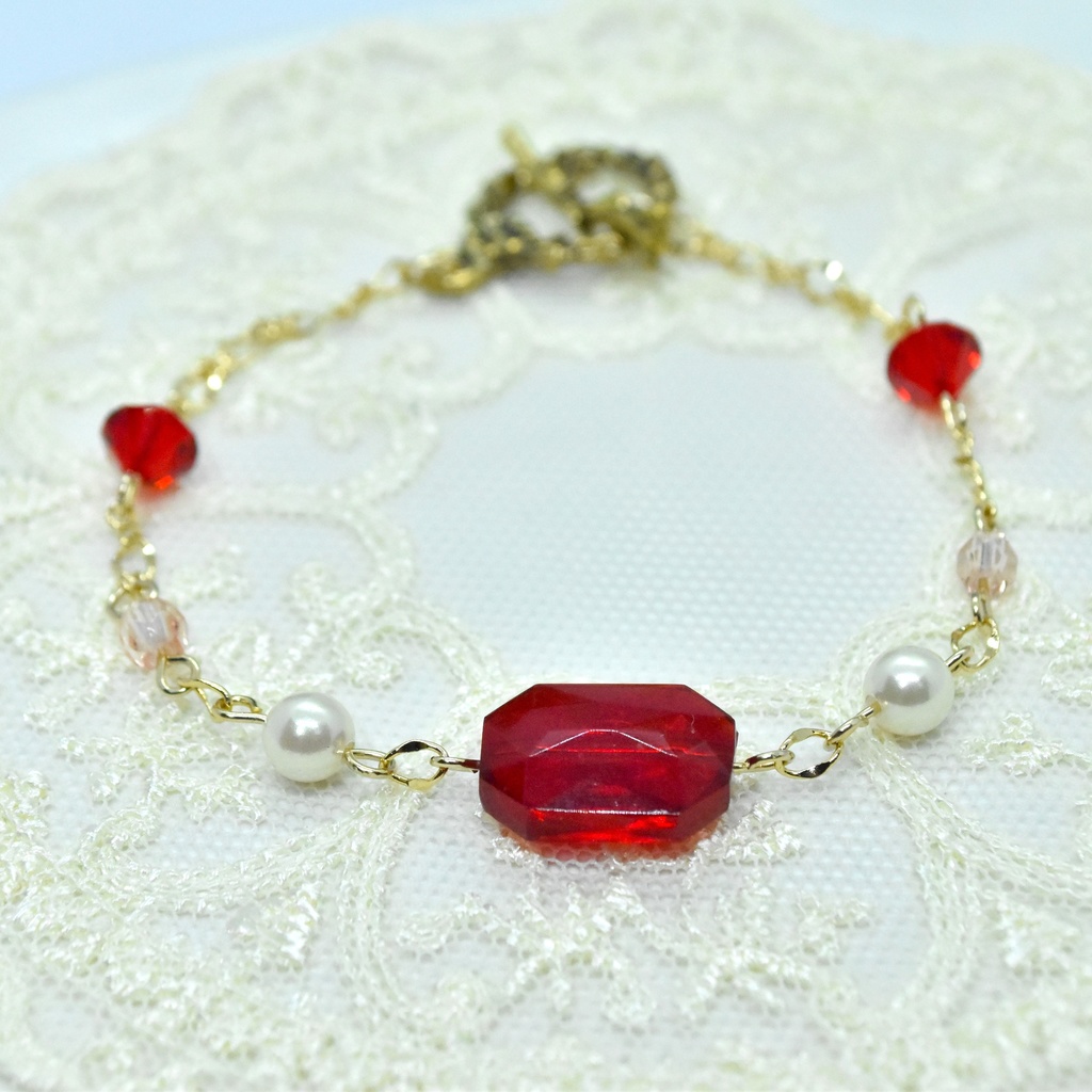 紅いヴィンテージビーズのマンテルブレスレット