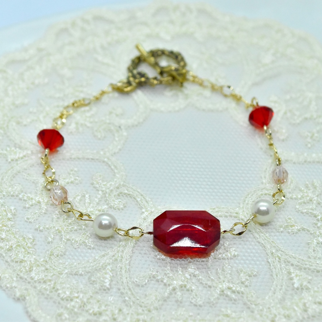 紅いヴィンテージビーズのマンテルブレスレット