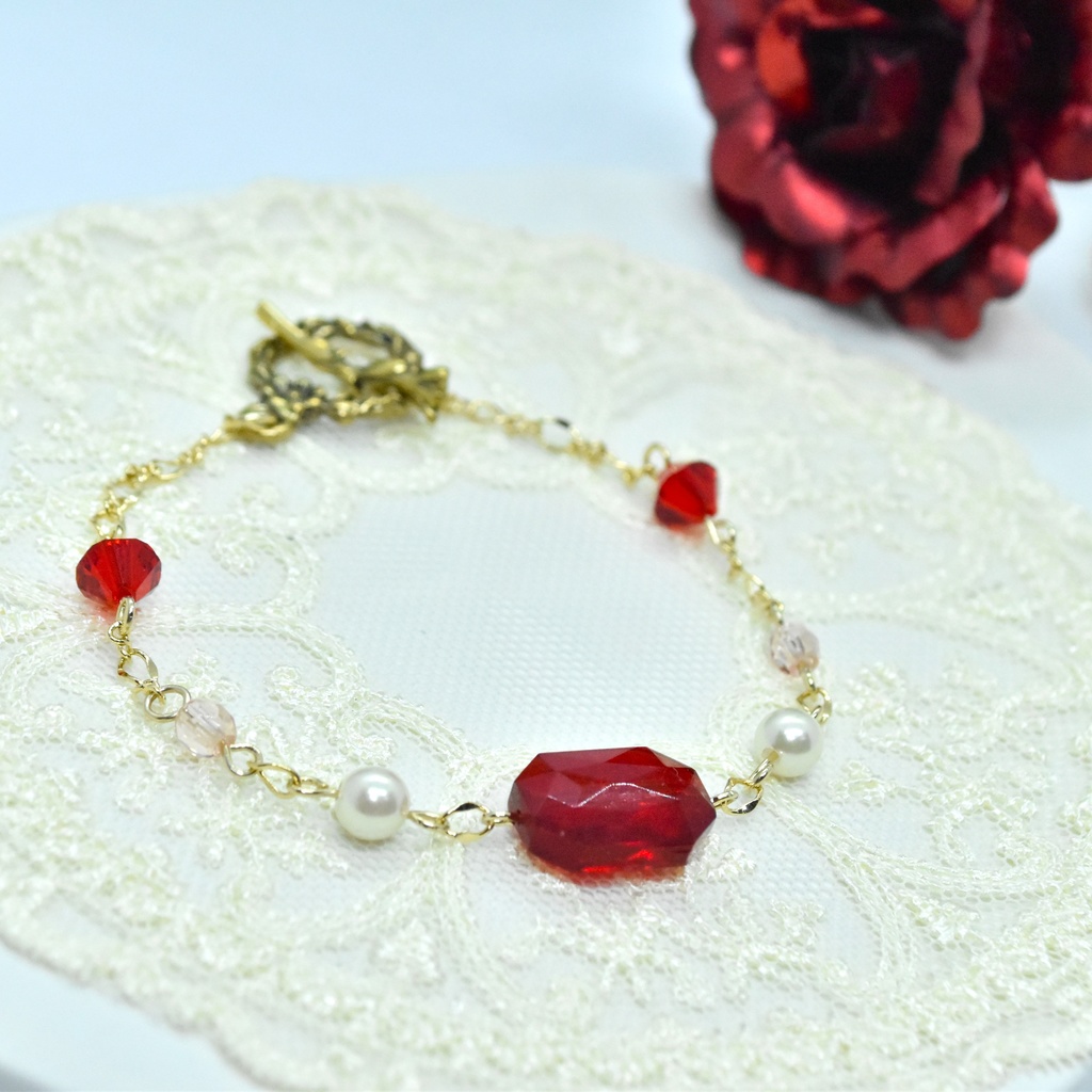 紅いヴィンテージビーズのマンテルブレスレット