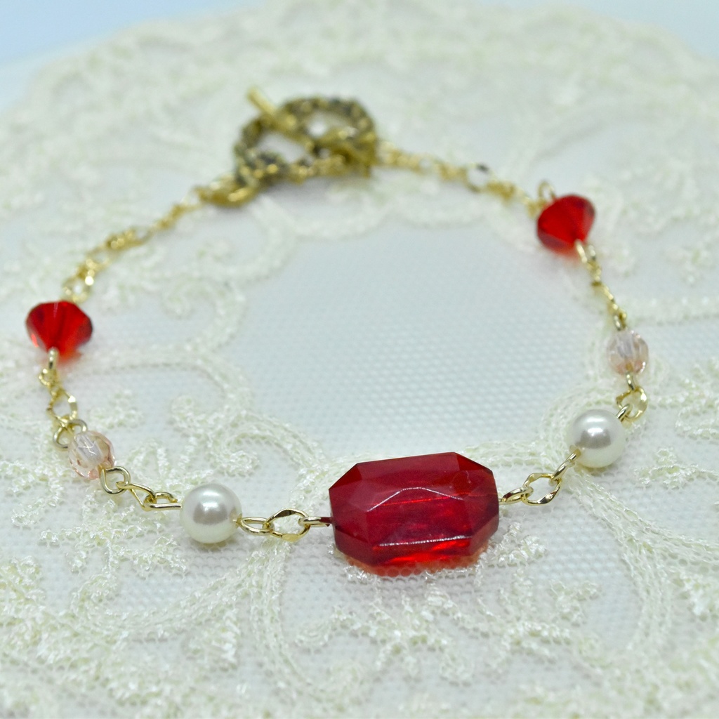 紅いヴィンテージビーズのマンテルブレスレット