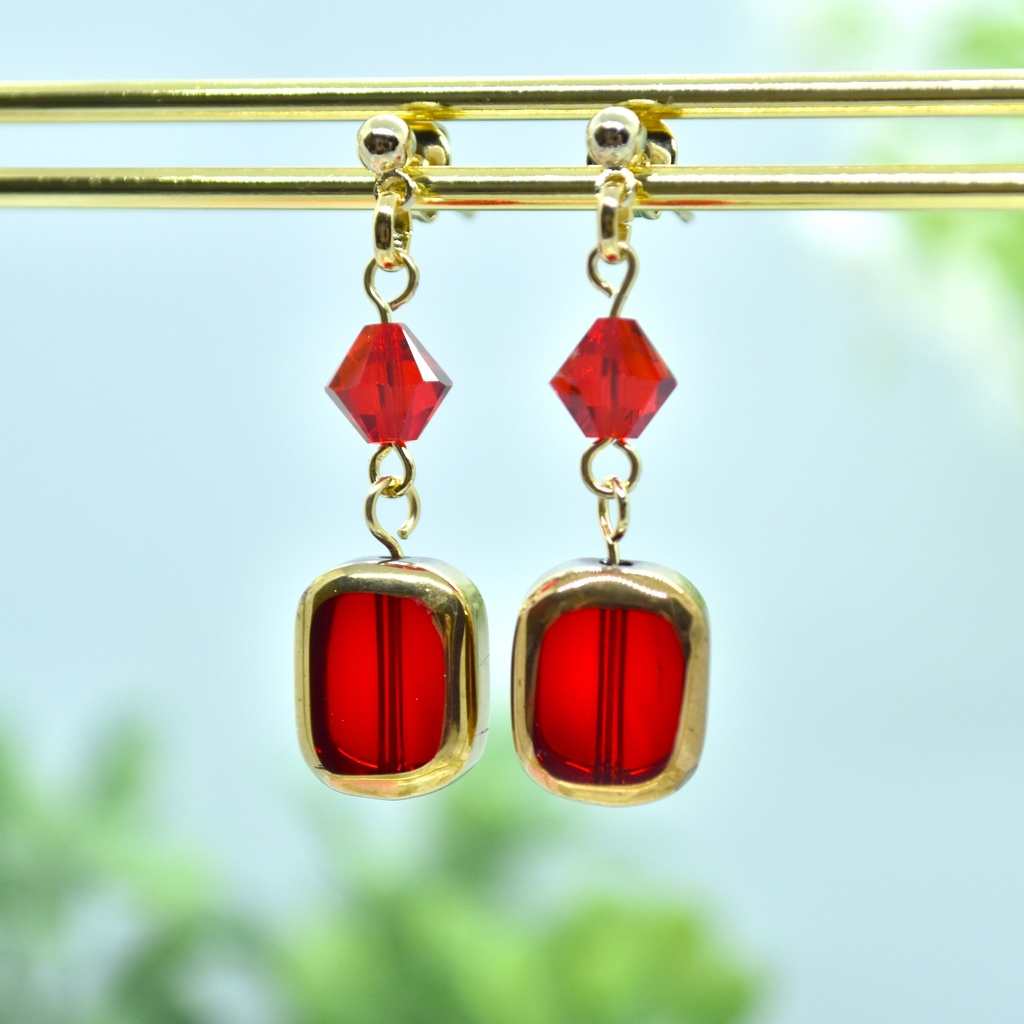 紅い硝子の耳飾り