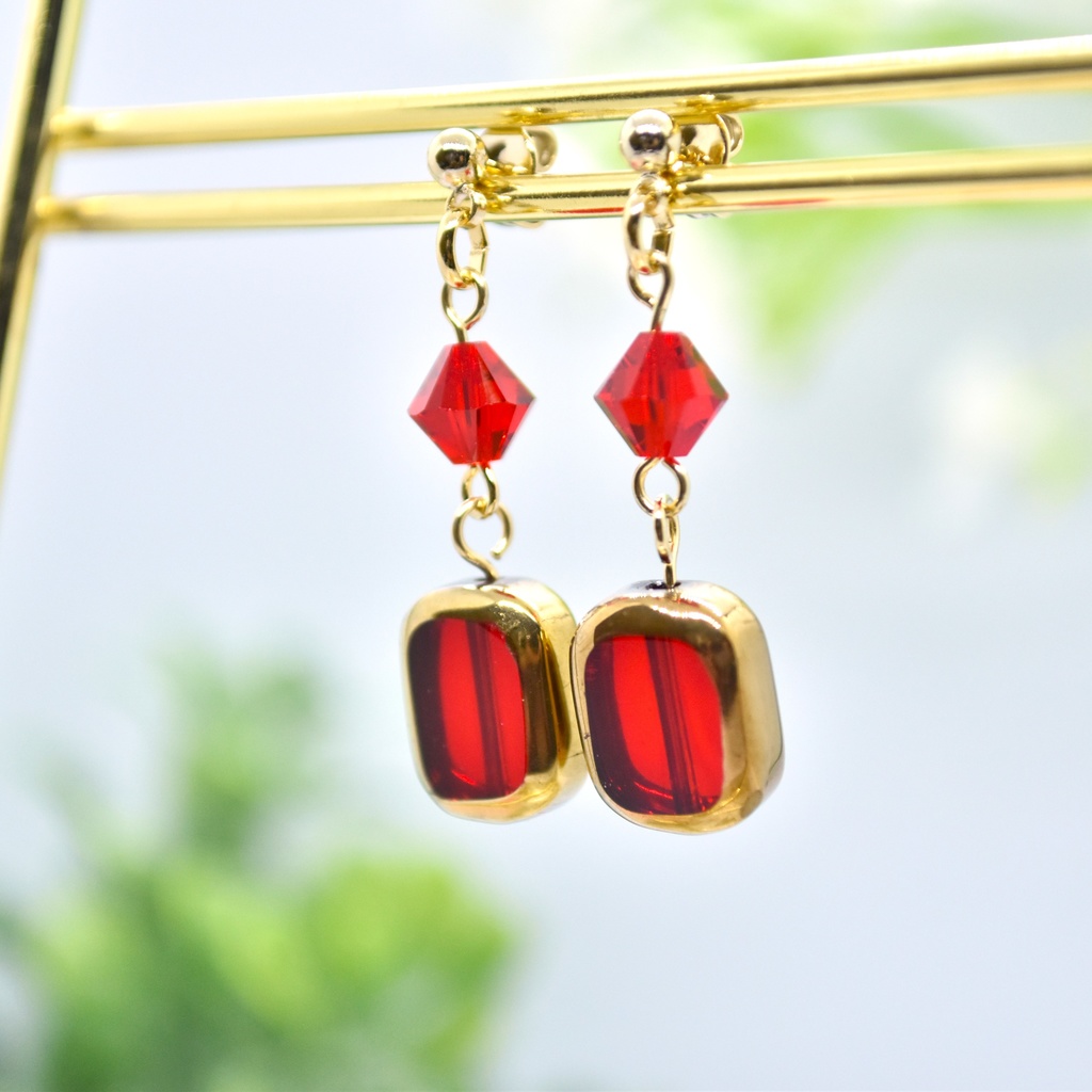 紅い硝子の耳飾り