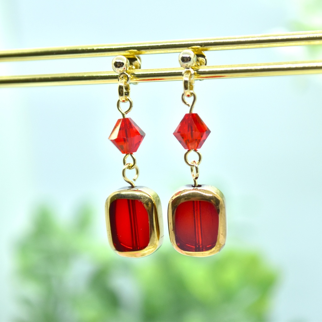 紅い硝子の耳飾り