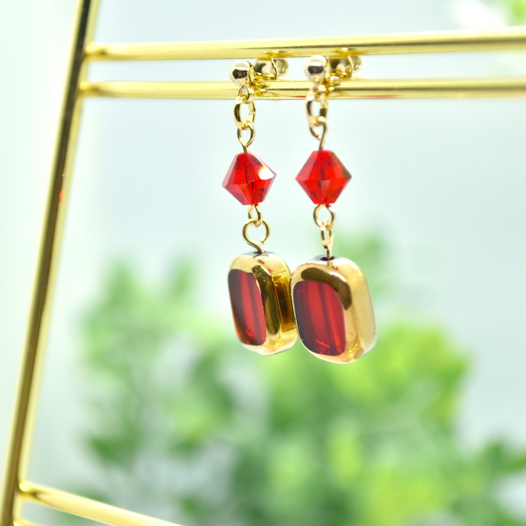 紅い硝子の耳飾り