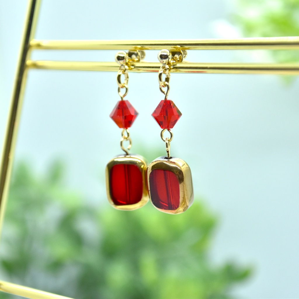 紅い硝子の耳飾り