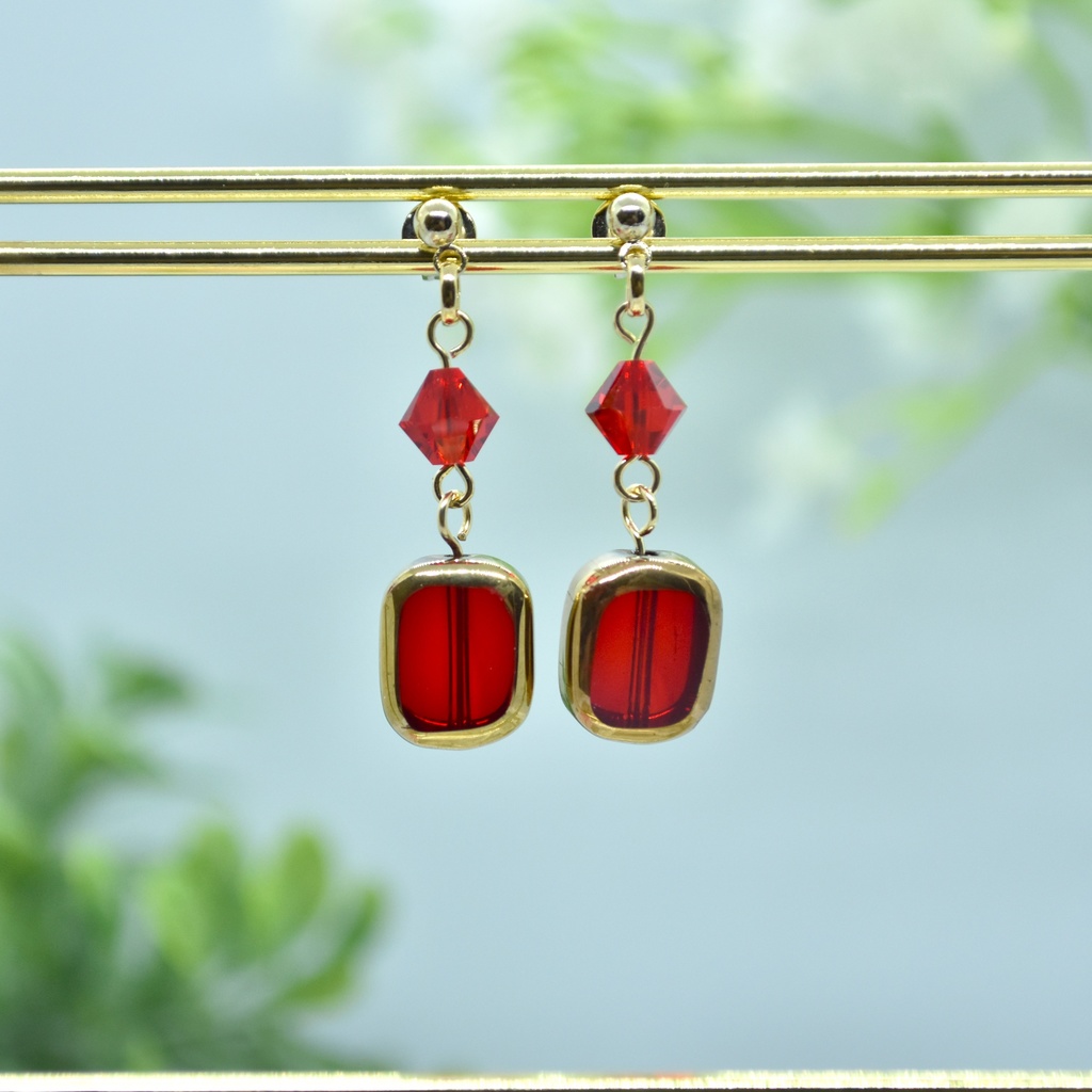 紅い硝子の耳飾り