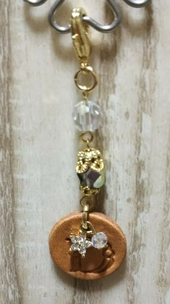 デュオの革タグ付きゴールドチャーム